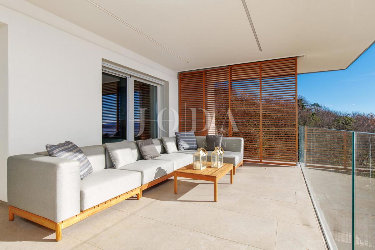 Luksuzna hiša v prvi vrsti do morja