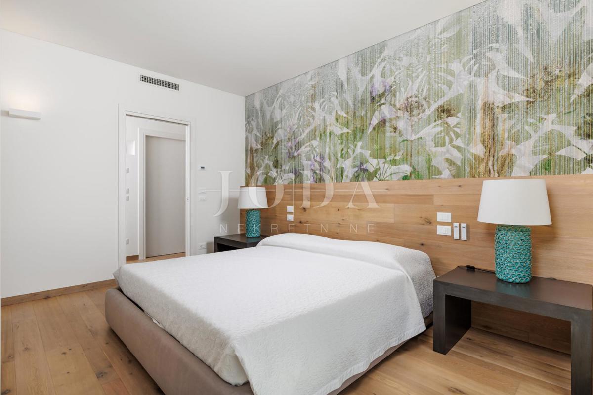 Luksuzna hiša v prvi vrsti do morja