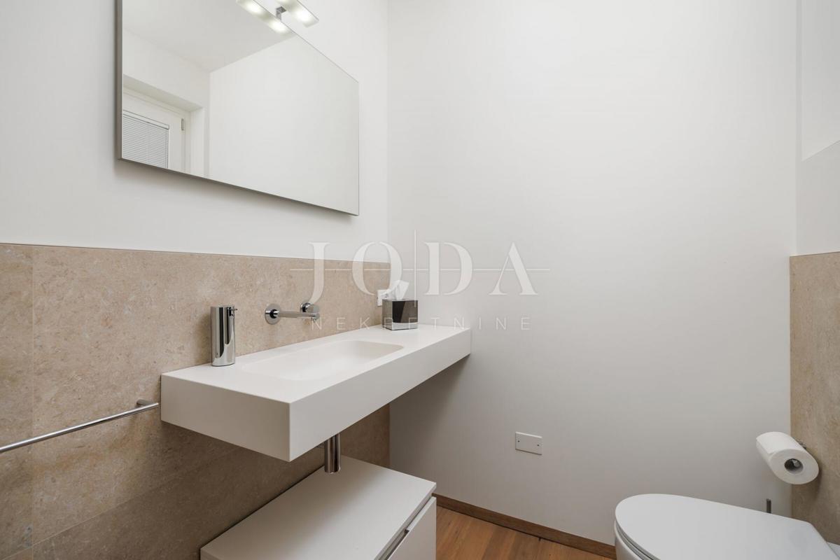 Luksuzna hiša v prvi vrsti do morja