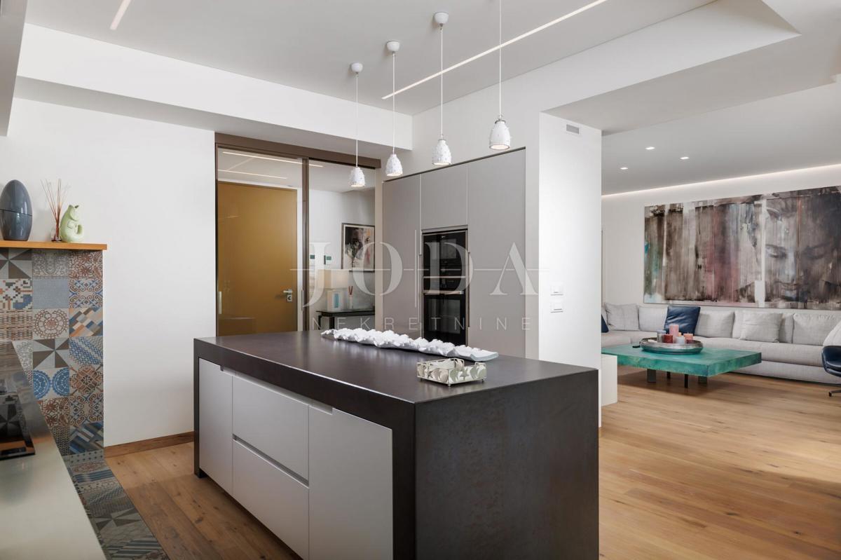 Luksuzna hiša v prvi vrsti do morja