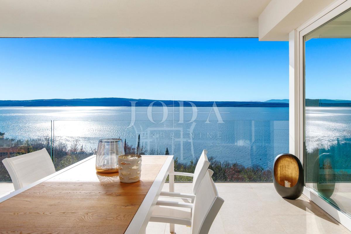 Luksuzna hiša v prvi vrsti do morja