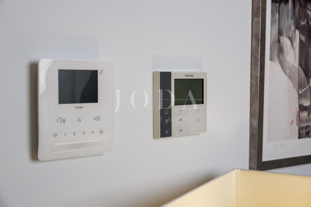 Luksuzna hiša v prvi vrsti do morja