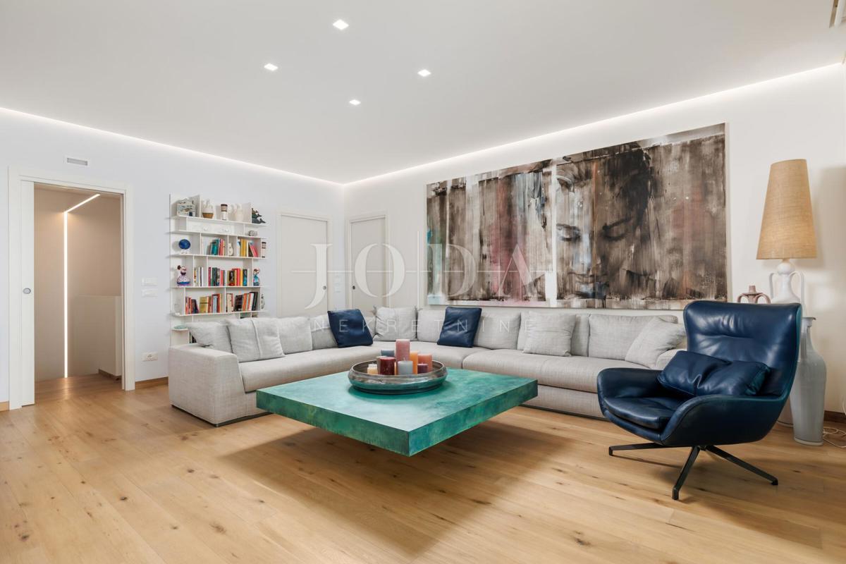 Luksuzna hiša v prvi vrsti do morja