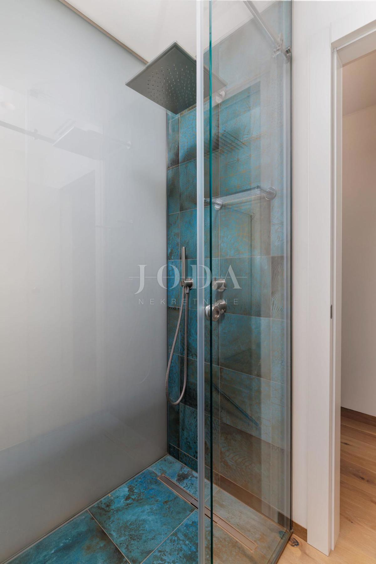 Luksuzna hiša v prvi vrsti do morja