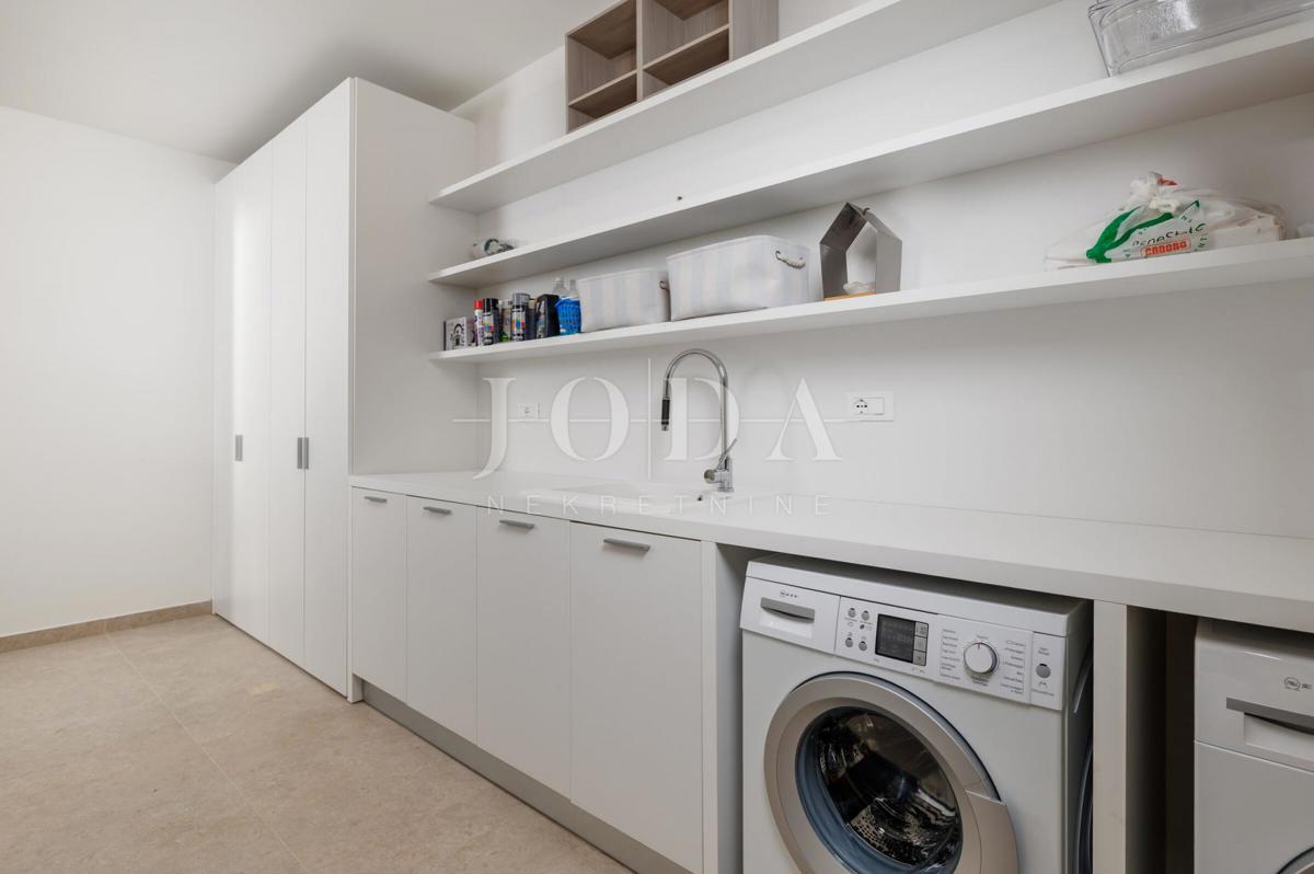 Luksuzna hiša v prvi vrsti do morja