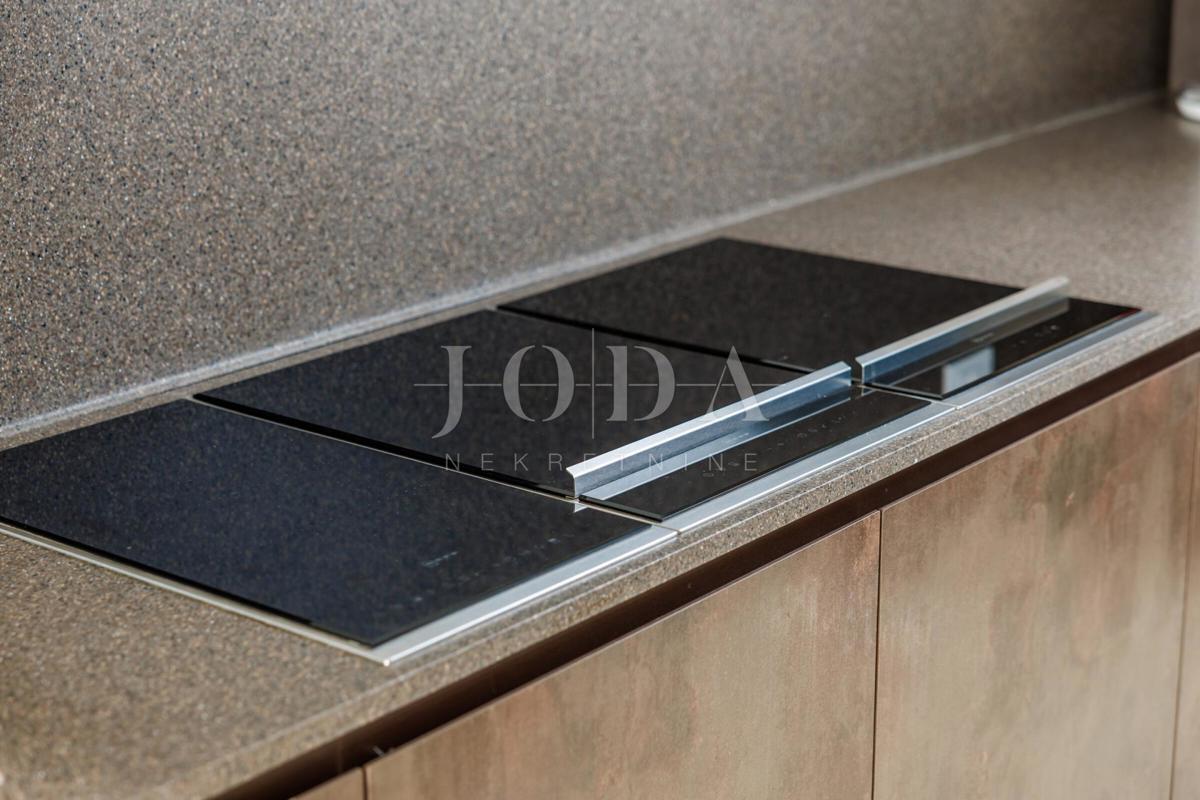 Luksuzna hiša v prvi vrsti do morja