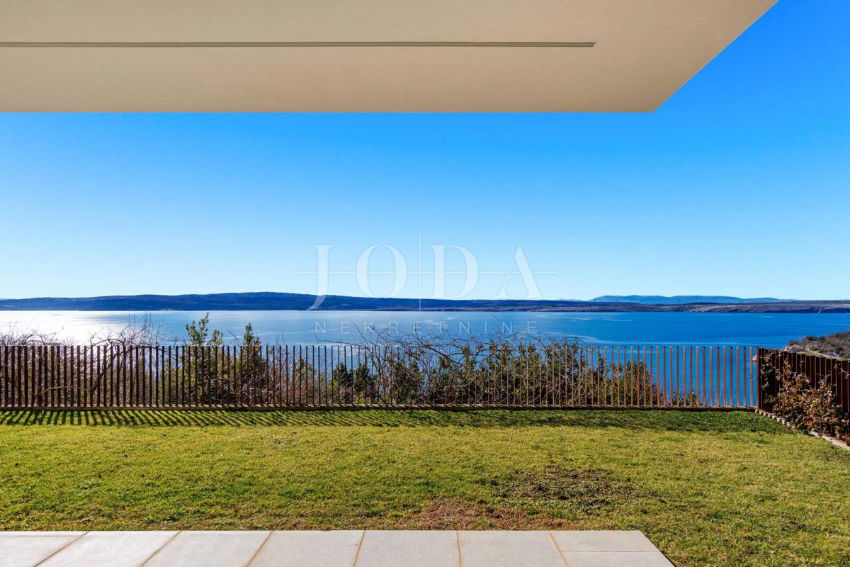 Luksuzna hiša v prvi vrsti do morja