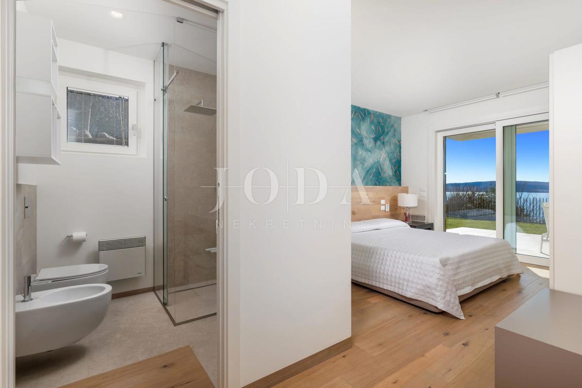 Luksuzna hiša v prvi vrsti do morja