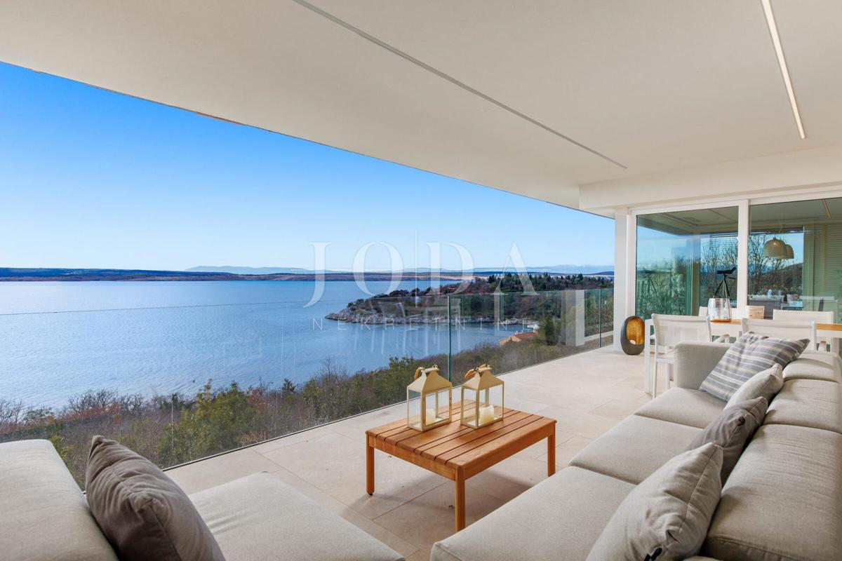 Luksuzna hiša v prvi vrsti do morja