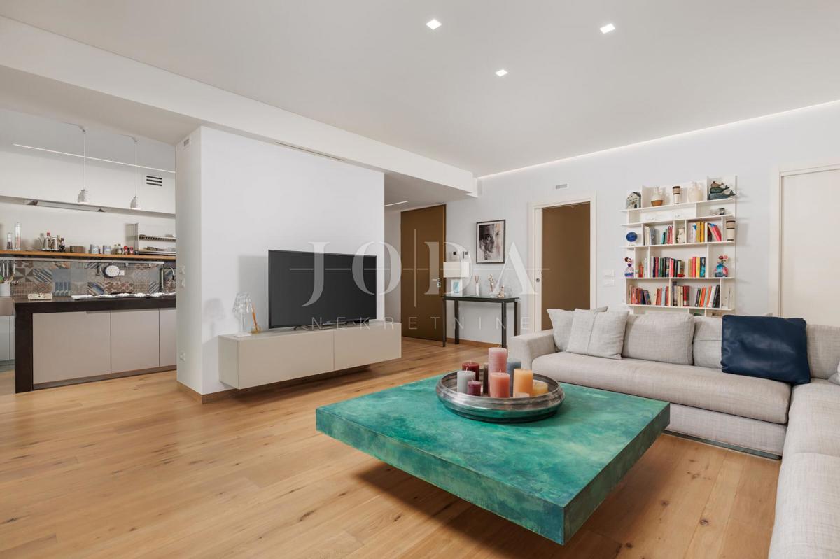 Luksuzna hiša v prvi vrsti do morja