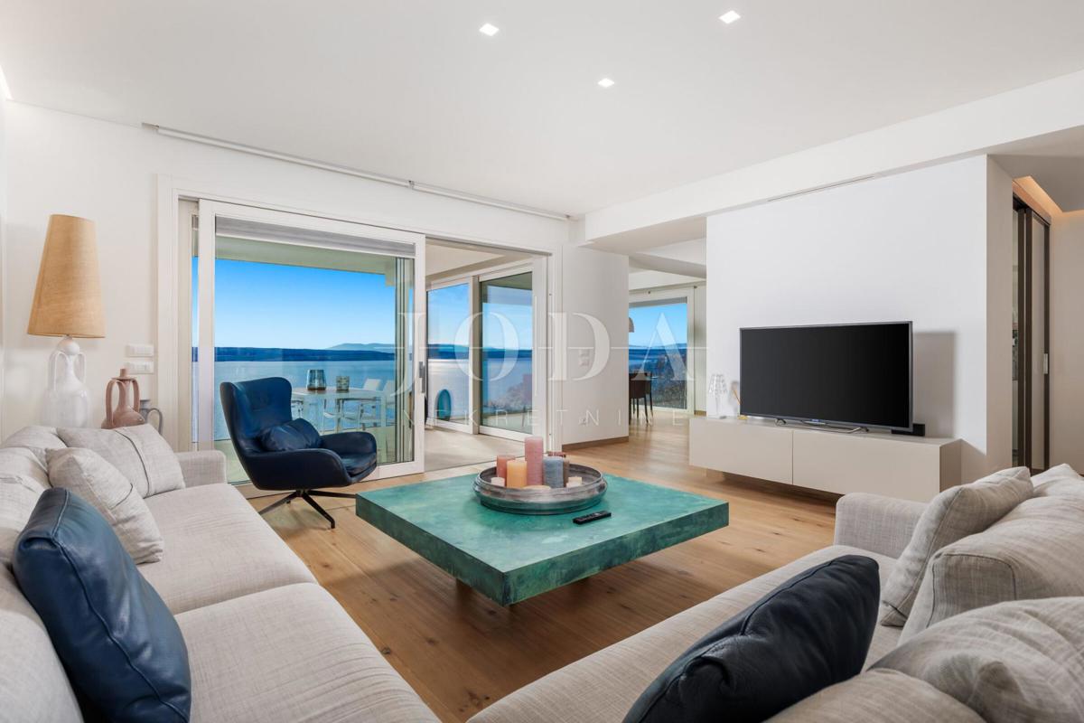 Luksuzna hiša v prvi vrsti do morja