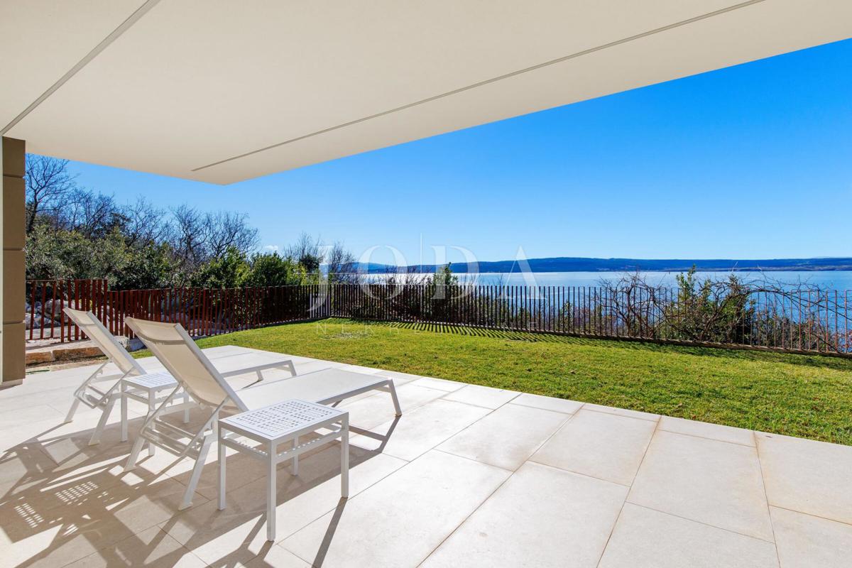 Luksuzna hiša v prvi vrsti do morja