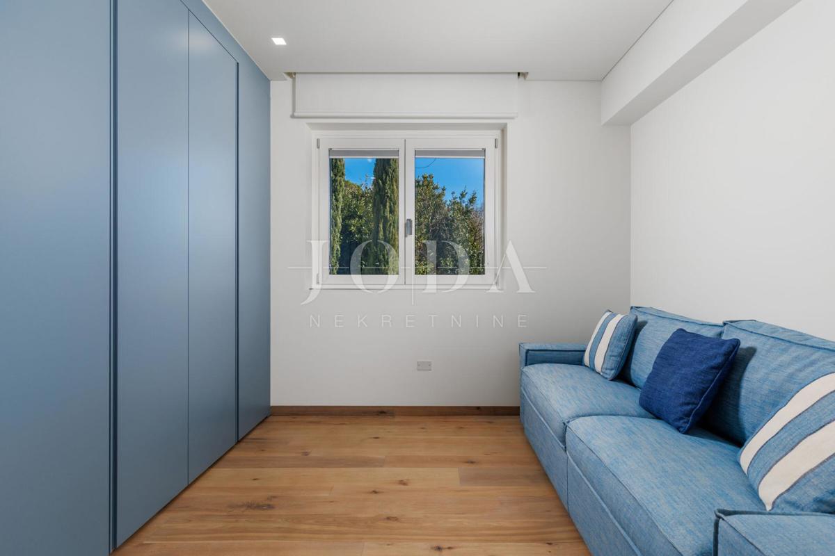 Luksuzna hiša v prvi vrsti do morja