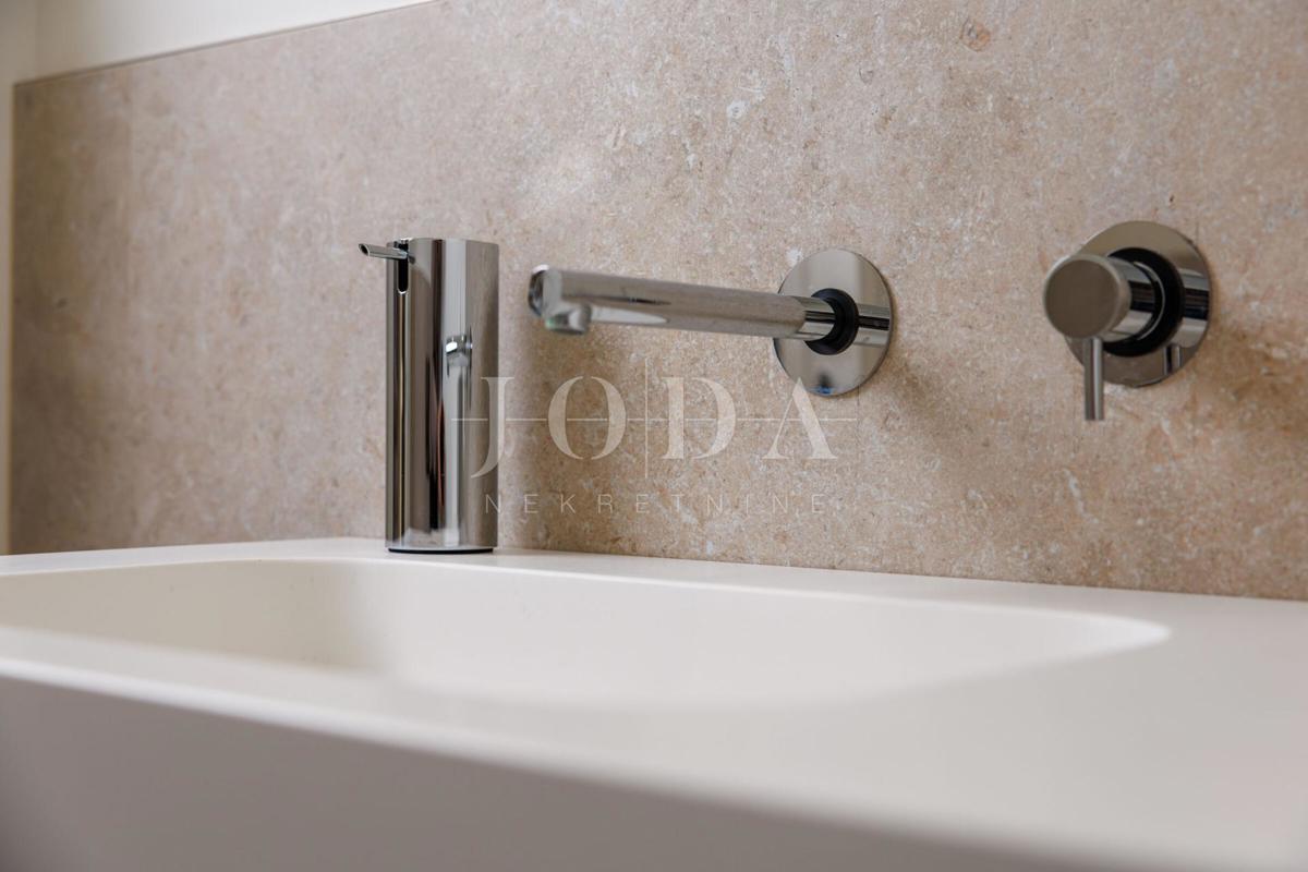 Luksuzna hiša v prvi vrsti do morja