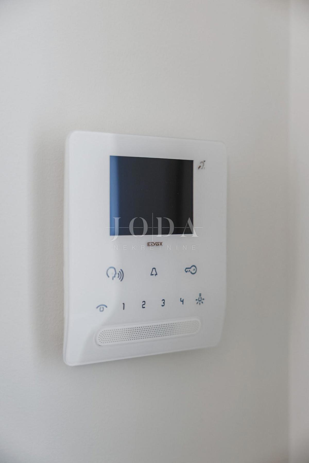 Luksuzna hiša v prvi vrsti do morja