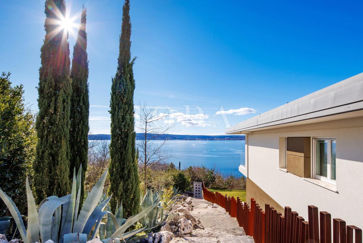 Luksuzna hiša v prvi vrsti do morja