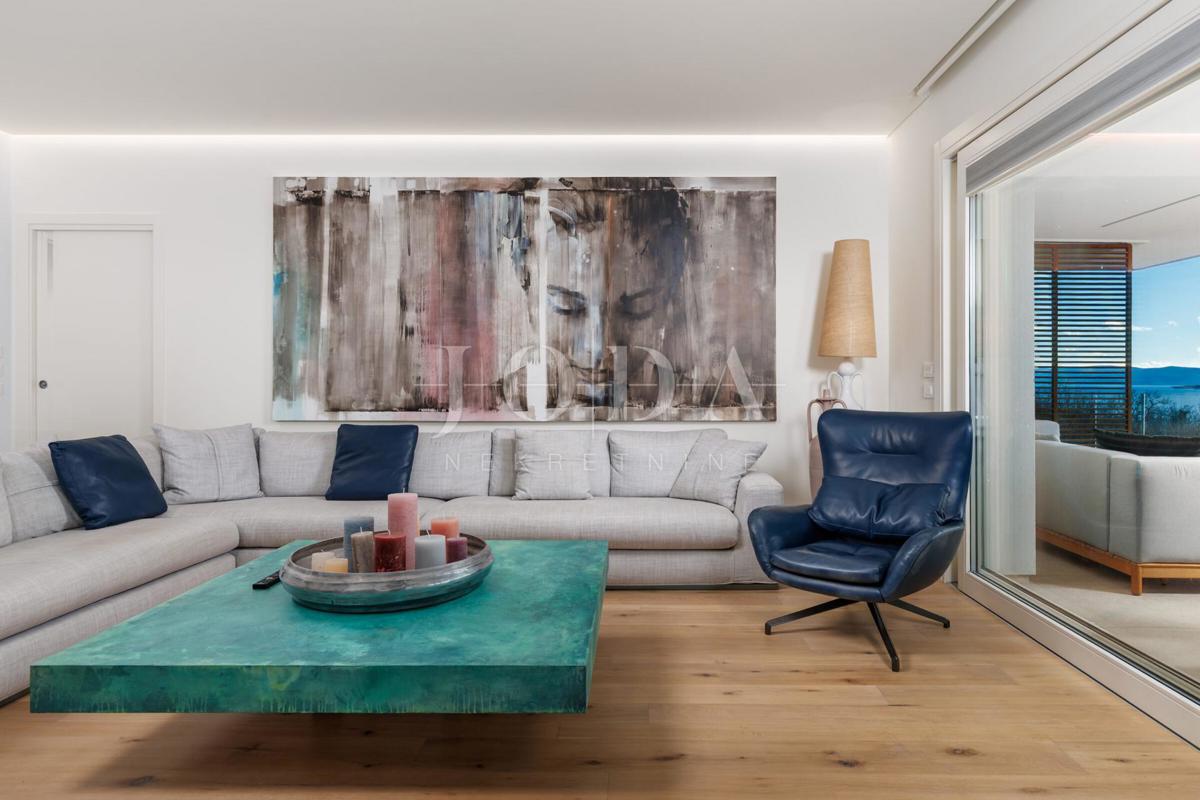 Luksuzna hiša v prvi vrsti do morja