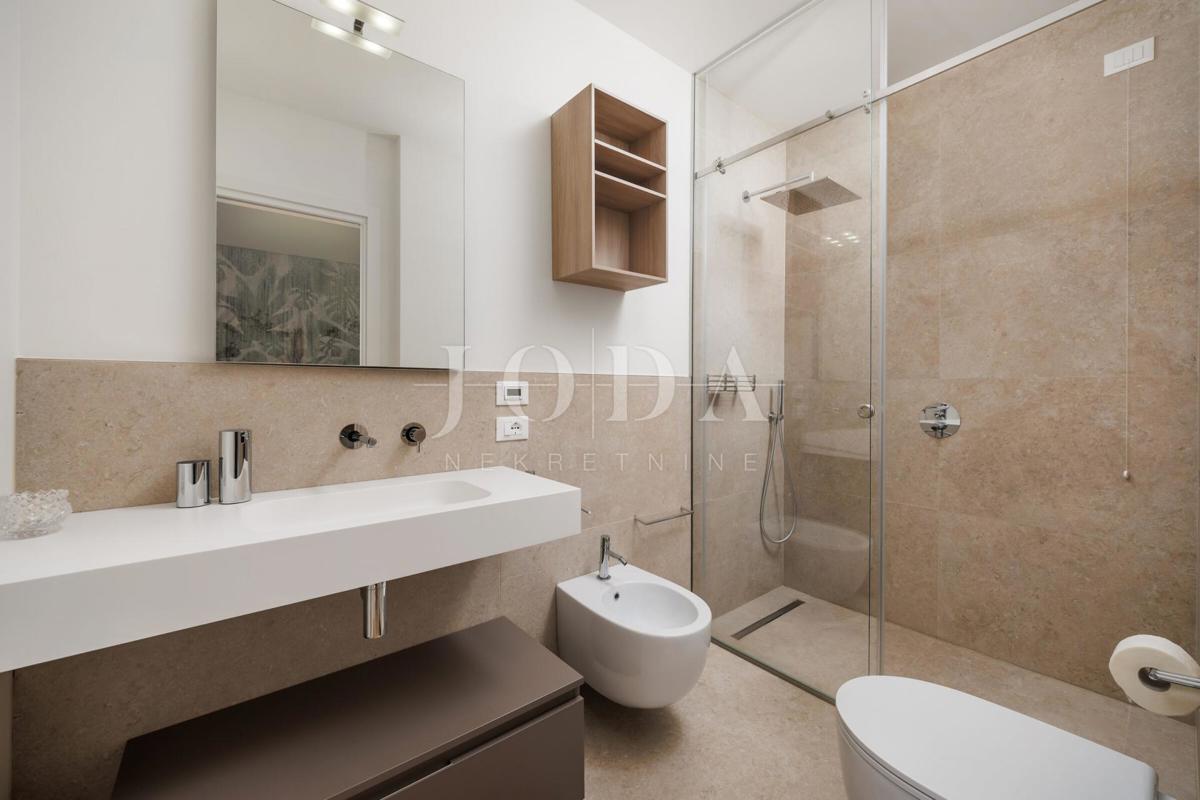 Luksuzna hiša v prvi vrsti do morja