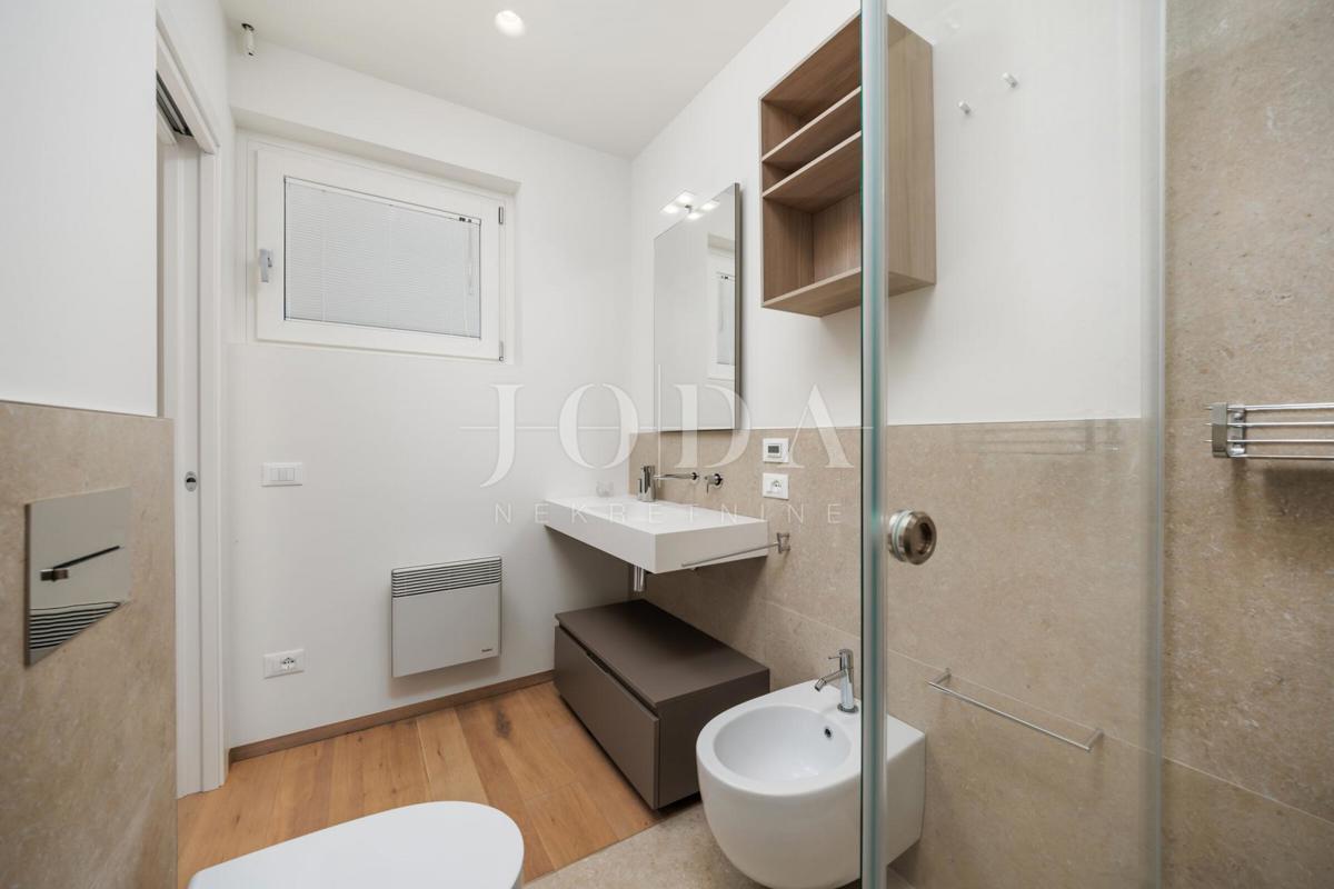 Luksuzna hiša v prvi vrsti do morja