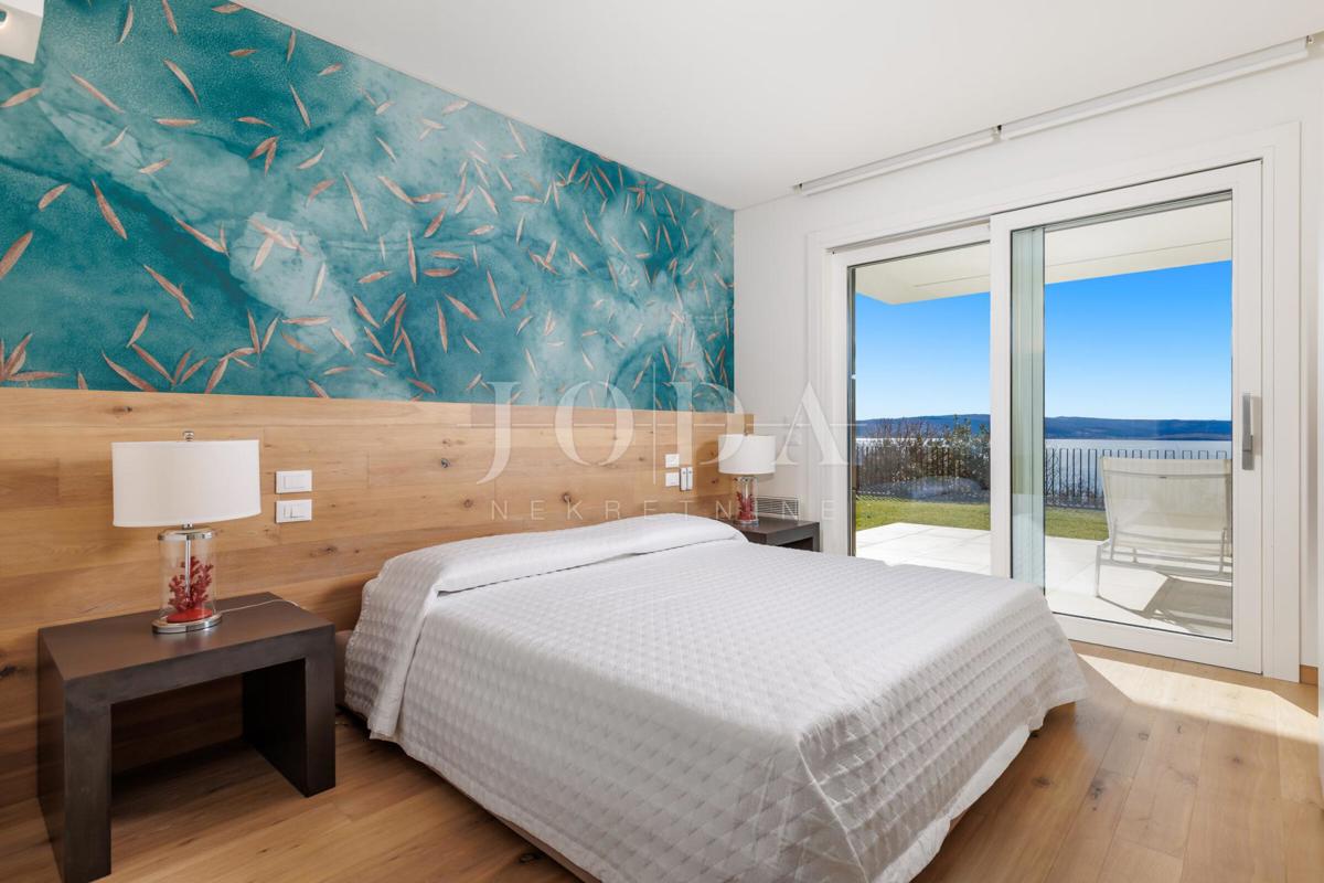 Luksuzna hiša v prvi vrsti do morja