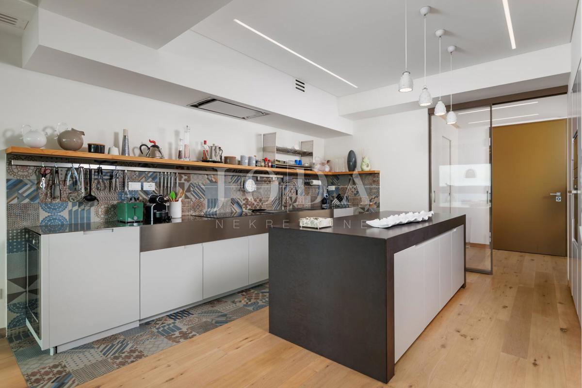 Luksuzna hiša v prvi vrsti do morja