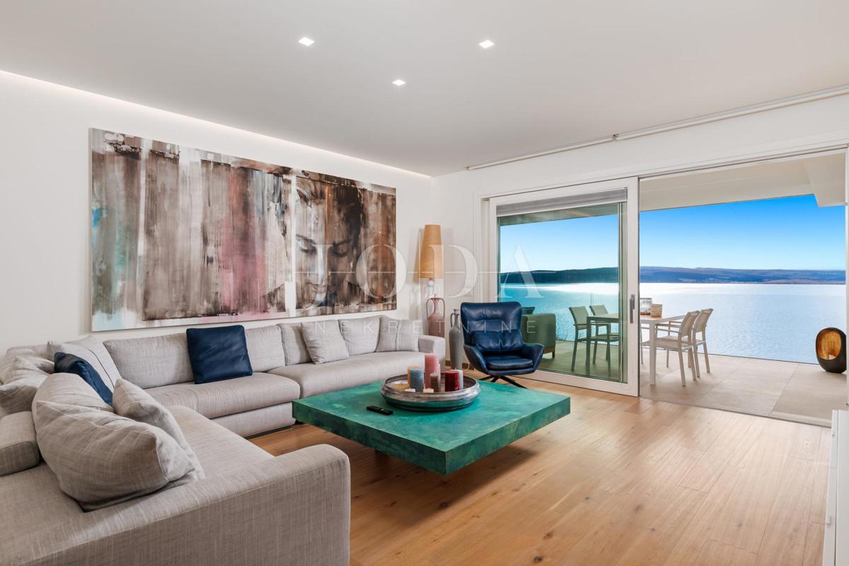 Luksuzna hiša v prvi vrsti do morja