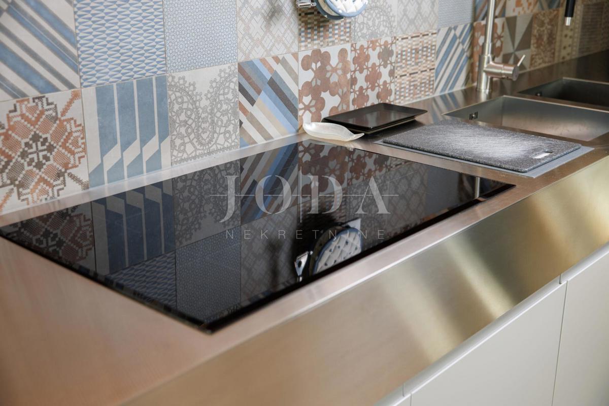 Luksuzna hiša v prvi vrsti do morja