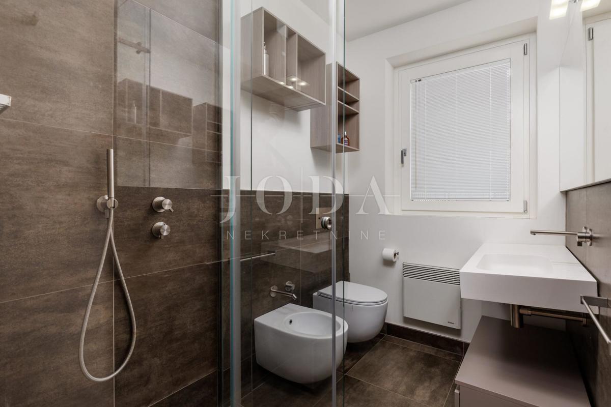 Luksuzna hiša v prvi vrsti do morja