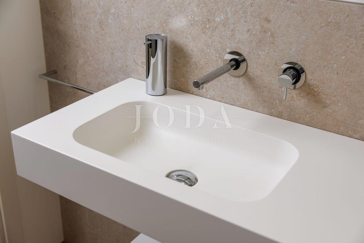 Luksuzna hiša v prvi vrsti do morja