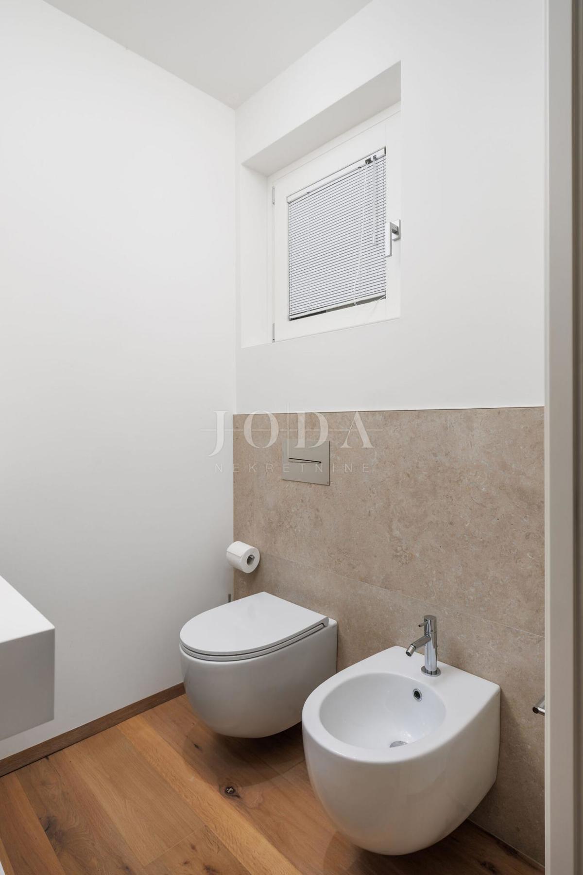 Luksuzna hiša v prvi vrsti do morja