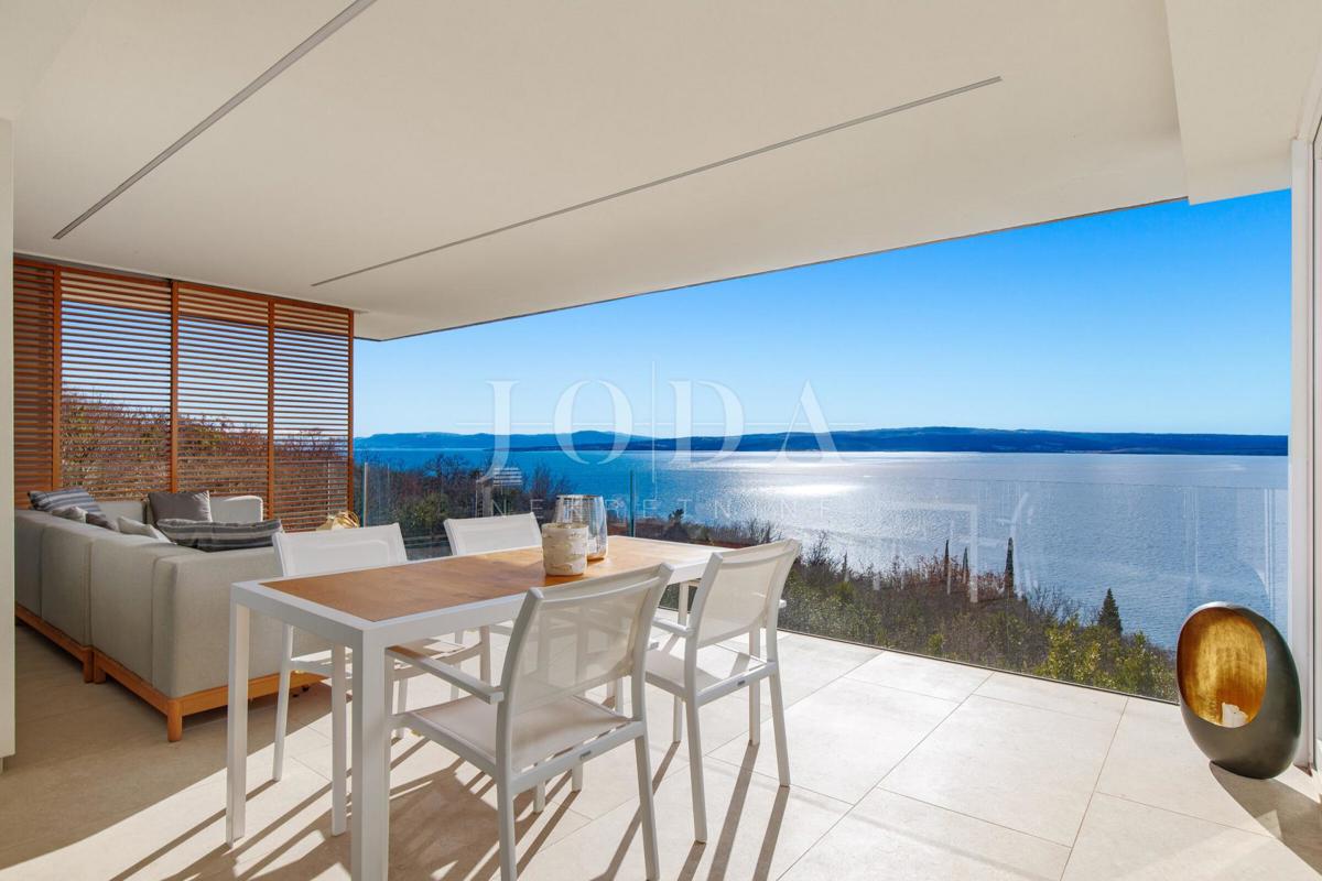 Luksuzna hiša v prvi vrsti do morja