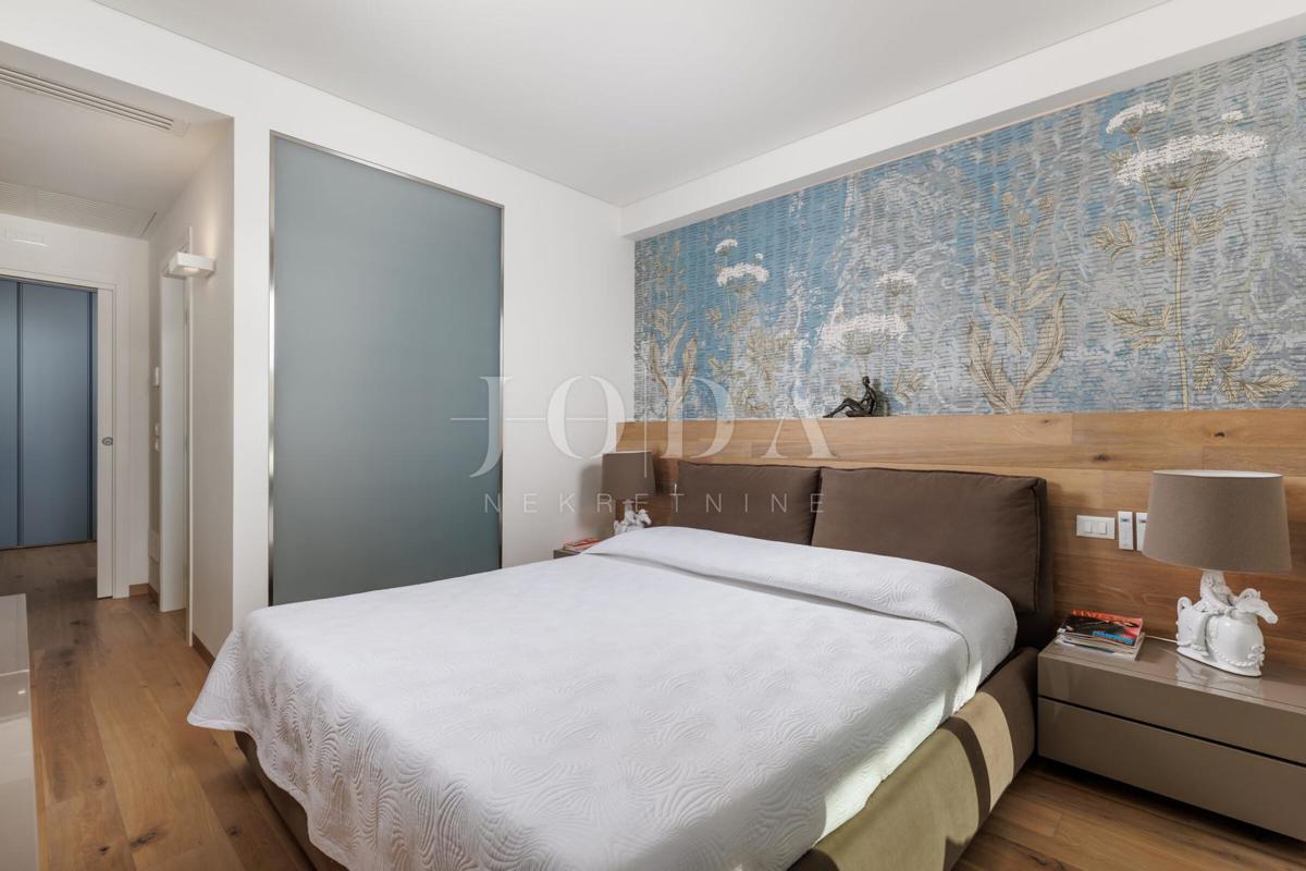 Luksuzna hiša v prvi vrsti do morja