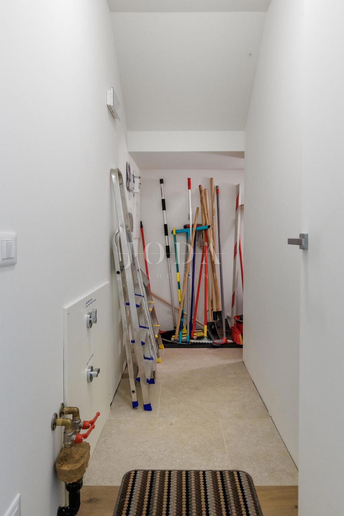 Luksuzna hiša v prvi vrsti do morja