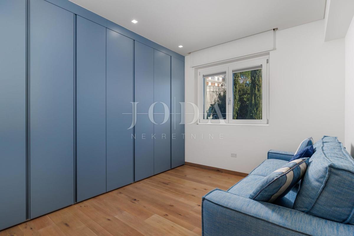 Luksuzna hiša v prvi vrsti do morja