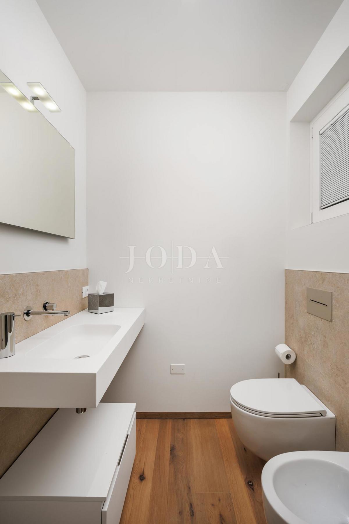 Luksuzna hiša v prvi vrsti do morja