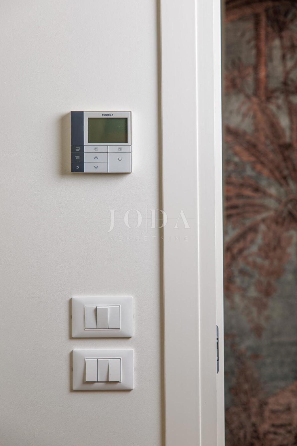 Luksuzna hiša v prvi vrsti do morja