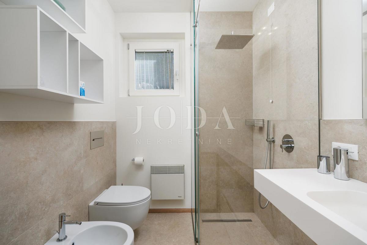 Luksuzna hiša v prvi vrsti do morja