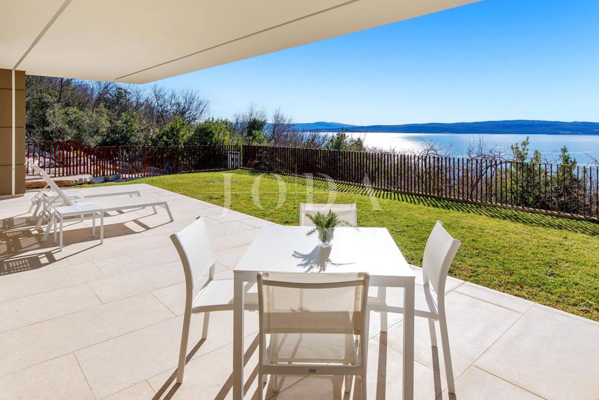 Luksuzna hiša v prvi vrsti do morja