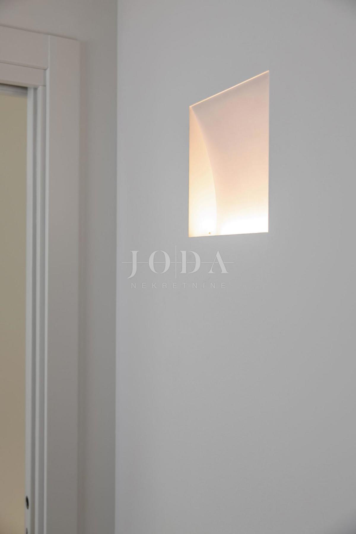 Luksuzna hiša v prvi vrsti do morja