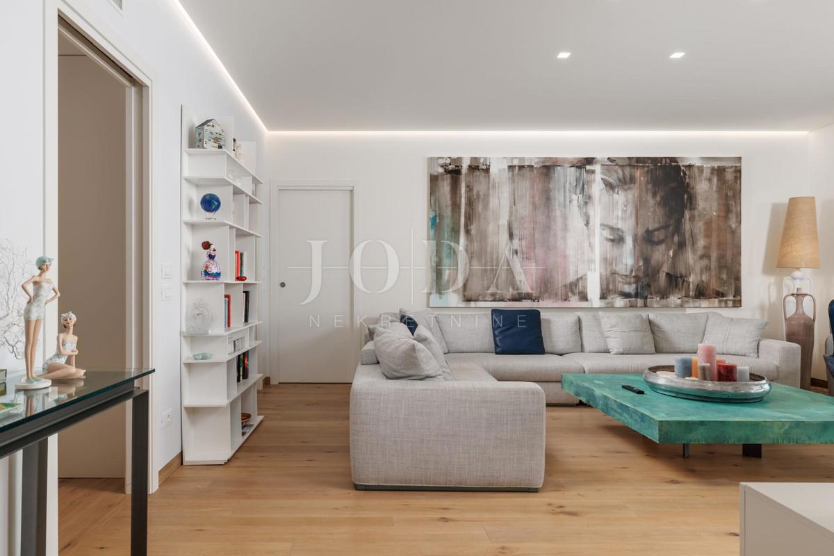 Luksuzna hiša v prvi vrsti do morja