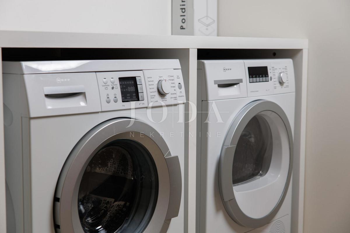 Luksuzna hiša v prvi vrsti do morja