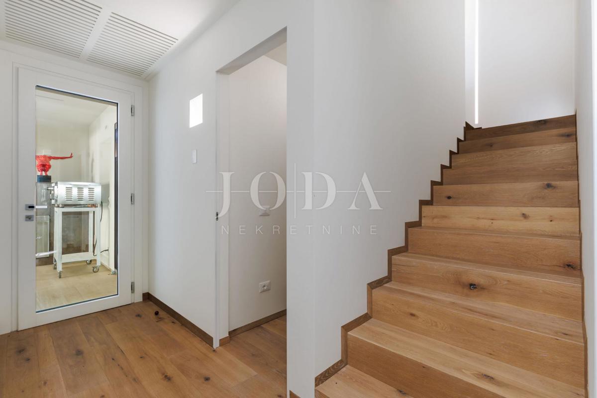 Luksuzna hiša v prvi vrsti do morja