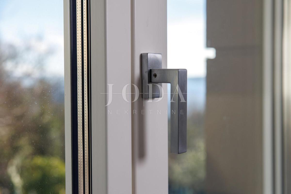 Luksuzna hiša v prvi vrsti do morja