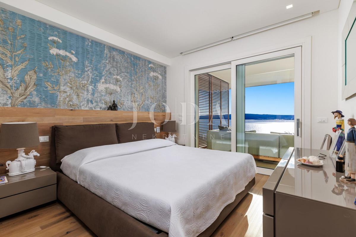 Luksuzna hiša v prvi vrsti do morja