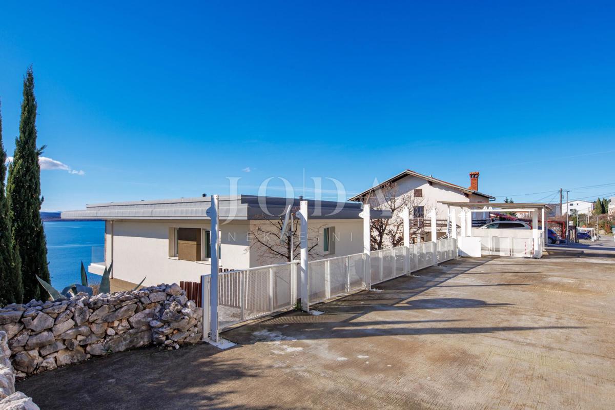 Luksuzna hiša v prvi vrsti do morja