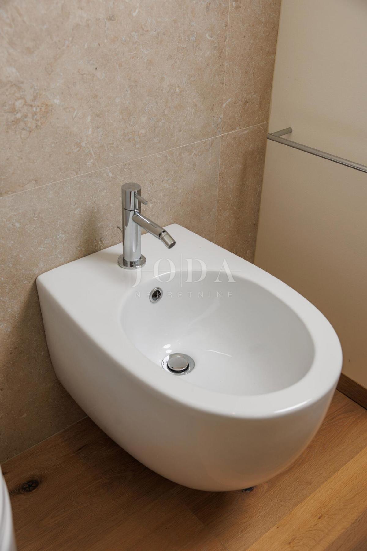 Luksuzna hiša v prvi vrsti do morja