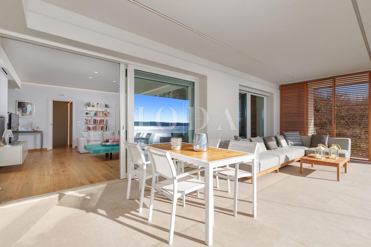 Luksuzna hiša v prvi vrsti do morja