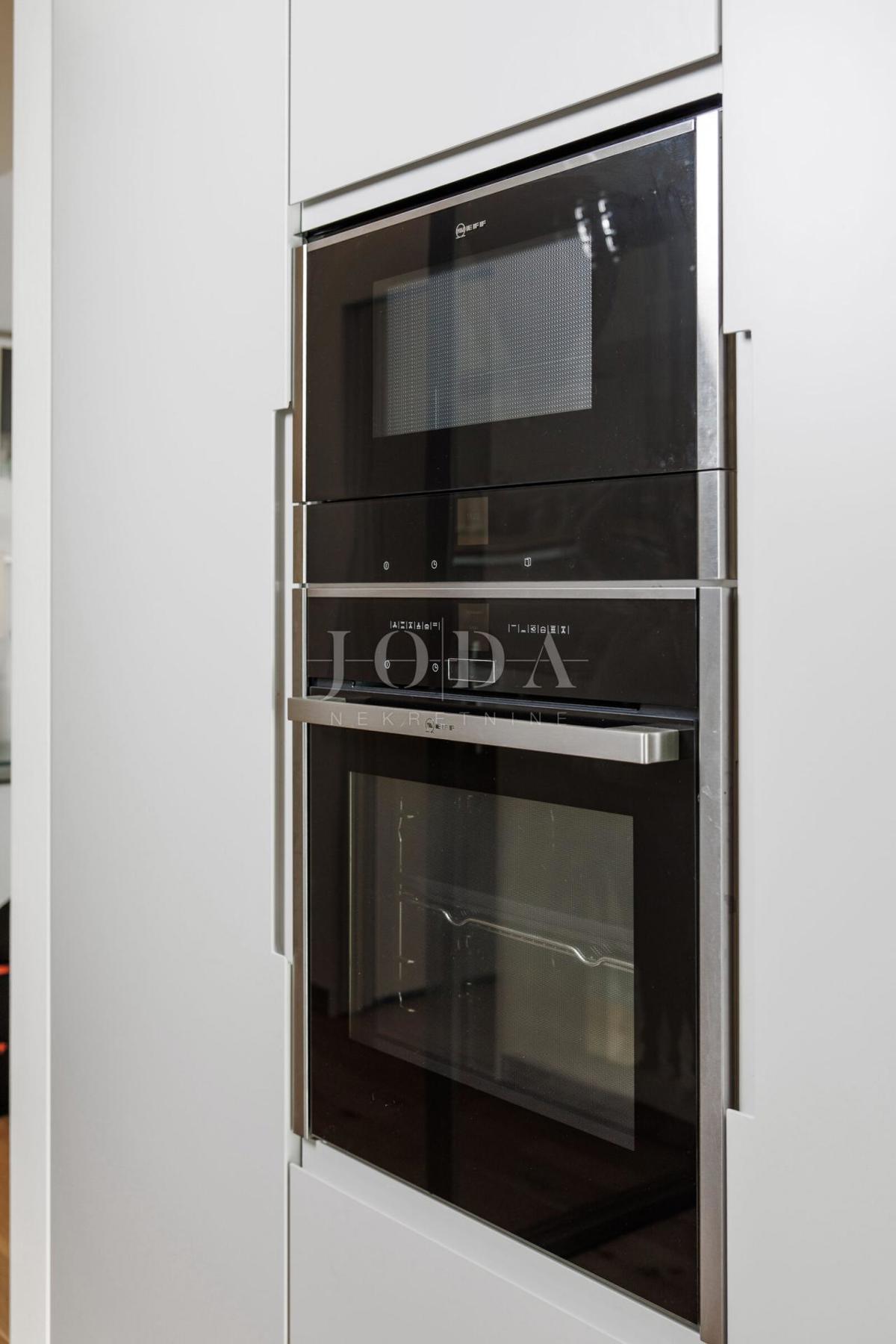 Luksuzna hiša v prvi vrsti do morja