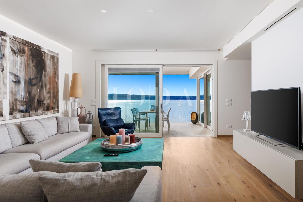 Luksuzna hiša v prvi vrsti do morja