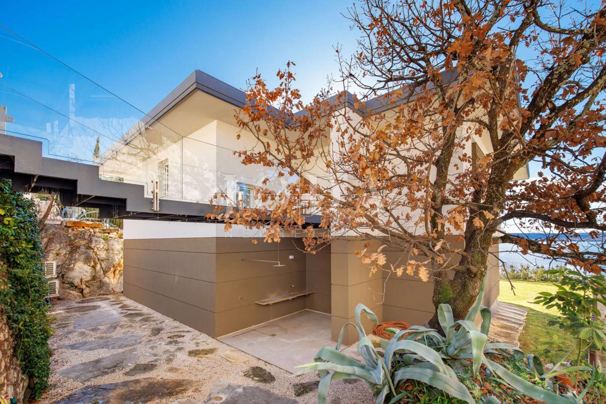 Luksuzna hiša v prvi vrsti do morja